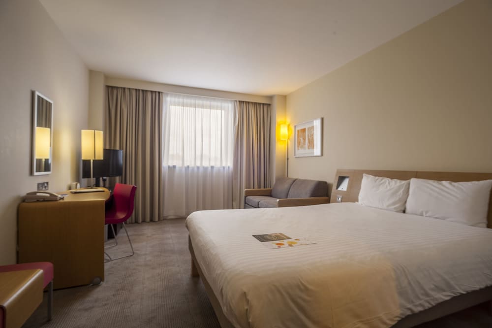 Habitación Estándar con cama Queen + sofá cama del hotel Novotel Cardiff Centre. Foto 2