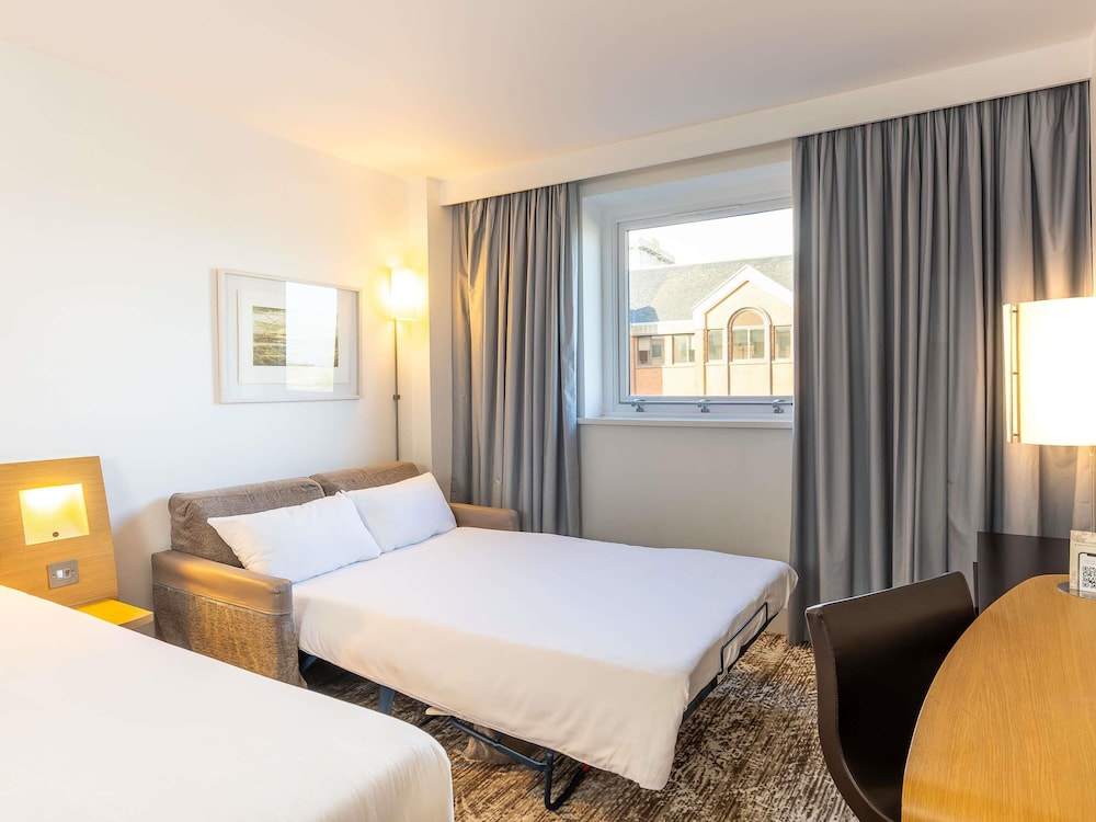 Habitación Estándar con cama Queen + sofá cama del hotel Novotel Cardiff Centre. Foto 5