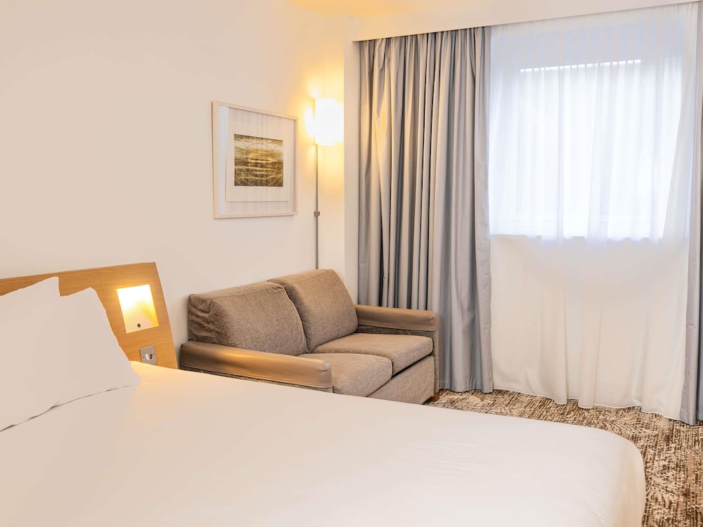Habitación Estándar con cama Queen + sofá cama del hotel Novotel Cardiff Centre. Foto 7