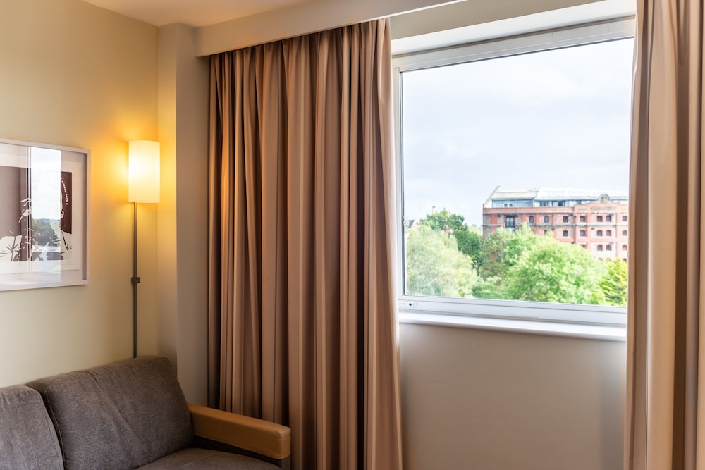 Habitación Estándar con cama Queen + sofá cama del hotel Novotel Cardiff Centre. Foto 8