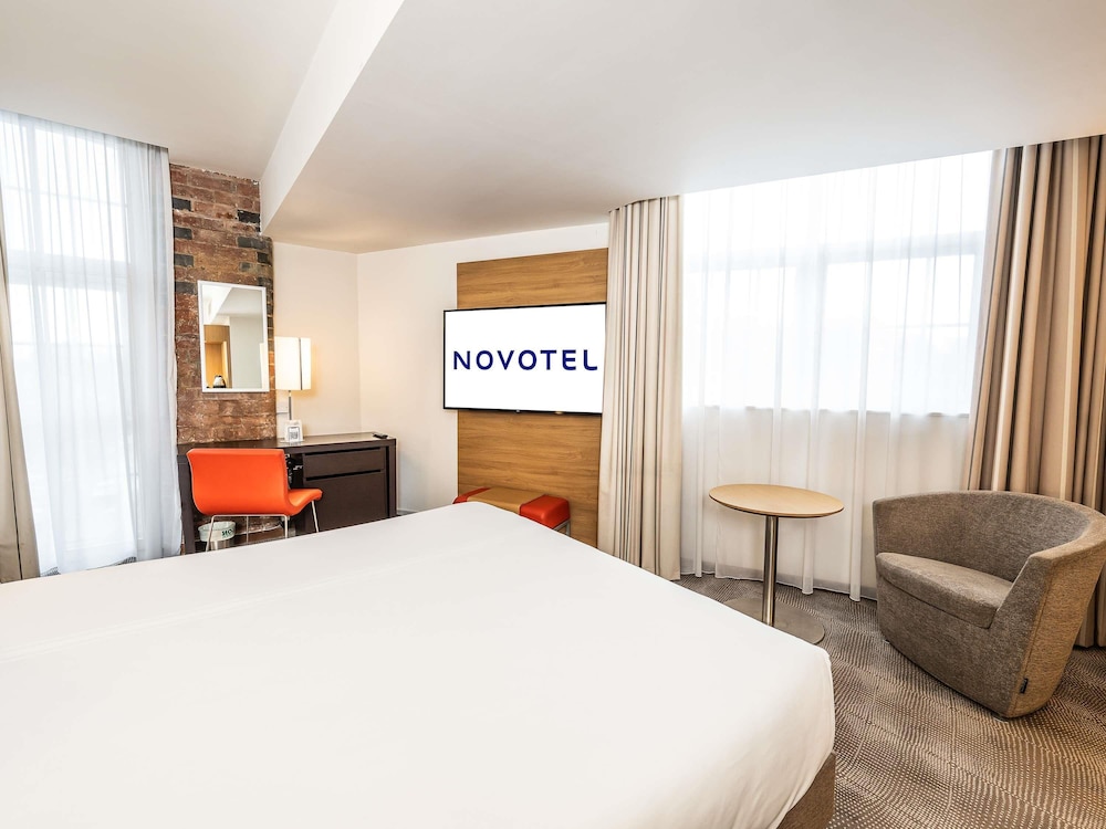 Habitación Superior con cama queen del hotel Novotel Cardiff Centre