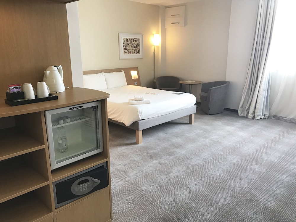 Habitación Superior con cama queen del hotel Novotel Cardiff Centre. Foto 1