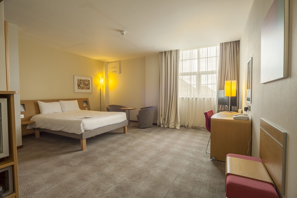 Habitación Superior con cama queen del hotel Novotel Cardiff Centre. Foto 2