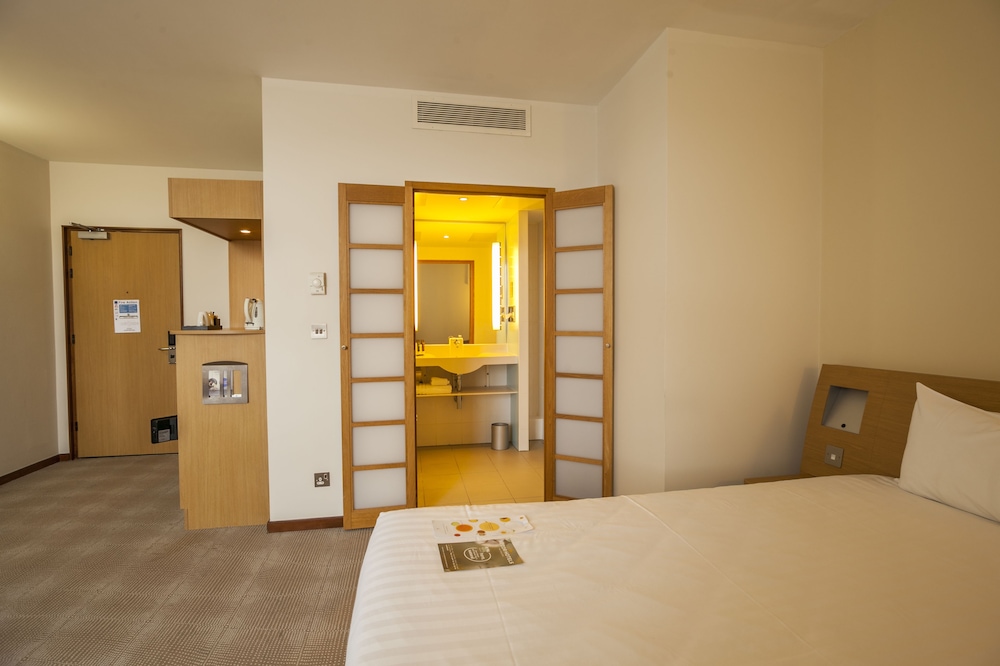 Habitación Superior con cama queen del hotel Novotel Cardiff Centre. Foto 3