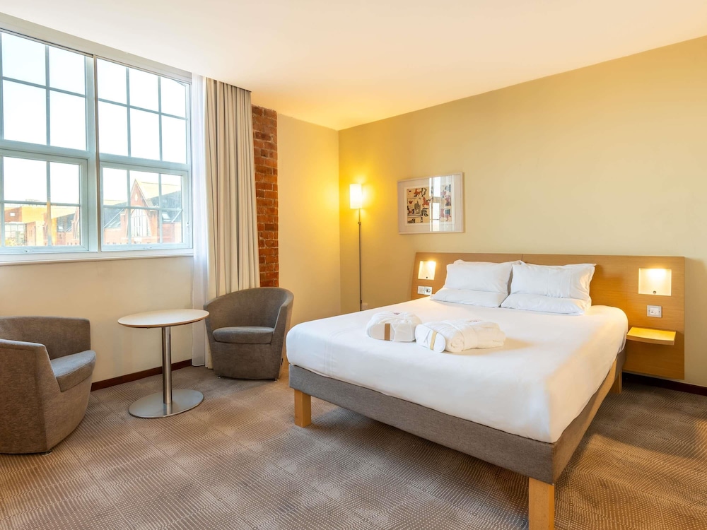 Habitación Superior con cama queen del hotel Novotel Cardiff Centre. Foto 6