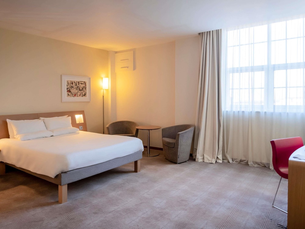 Habitación Superior con cama queen del hotel Novotel Cardiff Centre. Foto 7