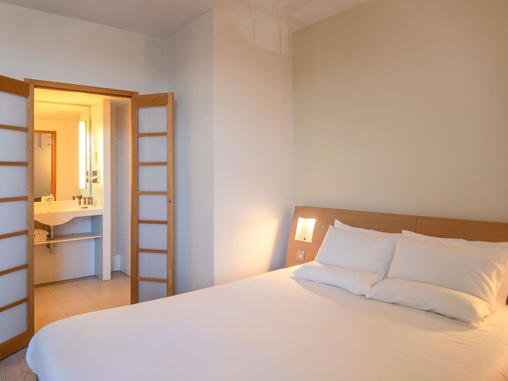 Habitación Superior con cama queen del hotel Novotel Cardiff Centre. Foto 12