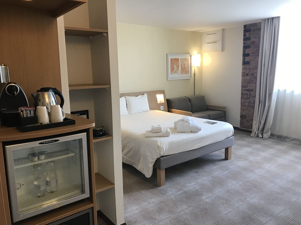Habitación Ejecutiva con cama Queen del hotel Novotel Cardiff Centre. Foto 1