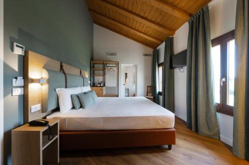 Habitación Deluxe con cama extragrande del hotel Venice Resort Airport. Foto 4