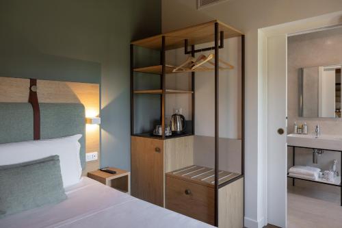 Habitación Deluxe con cama extragrande del hotel Venice Resort Airport. Foto 5