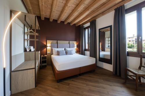 Habitación Deluxe con cama extragrande del hotel Venice Resort Airport. Foto 7
