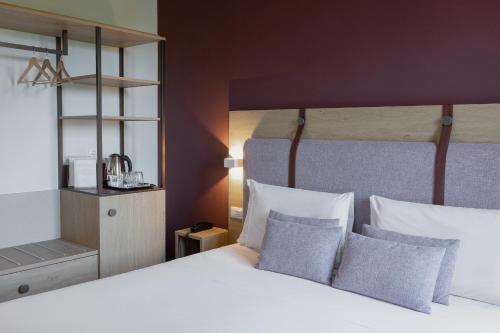 Habitación Deluxe con cama extragrande del hotel Venice Resort Airport. Foto 11