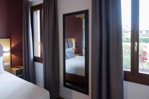 Habitación Deluxe con cama extragrande del hotel Venice Resort Airport. Foto 13