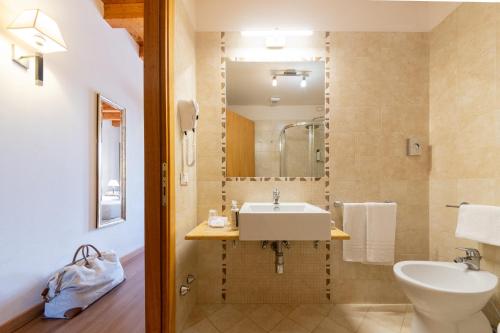 Habitación Superior con cama extragrande del hotel Venice Resort Airport. Foto 6