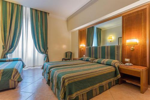 Habitación Triple del hotel Raeli Archimede. Foto 1