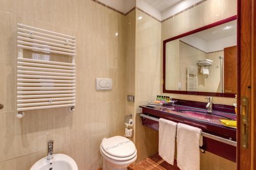 Habitación Triple del hotel Augusta Lucilla Palace. Foto 1