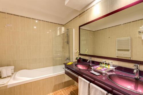 Habitación cuádruple del hotel Augusta Lucilla Palace. Foto 4