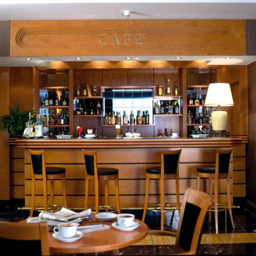 Habitación Triple Clásica del hotel Ramada By Wyndham Naples. Foto 2