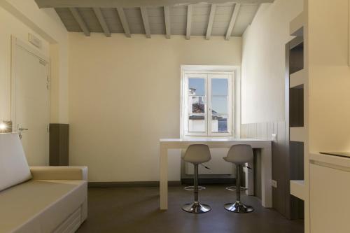 Suite Con Cocina 1 Cama king 1 habitación Vista ciudad Sofá Cama incluido Normal del hotel PALAZZO DEI CIOMPI. Foto 9