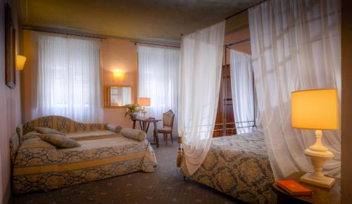 Habitación Triple del hotel Palazzo Dal Borgo. Foto 7