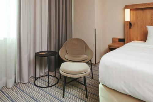 Habitación Deluxe, habitación para huéspedes, cama extragrande del hotel Courtyard By Marriott Warsaw Airport. Foto 3