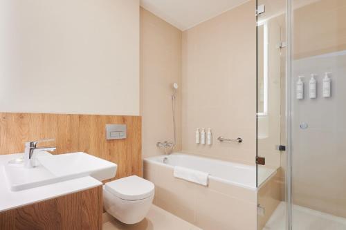 Suite Junior del hotel Courtyard By Marriott Warsaw Airport. Foto 2