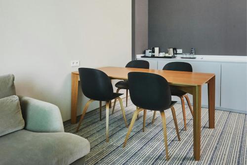 Suite Junior del hotel Courtyard By Marriott Warsaw Airport. Foto 5