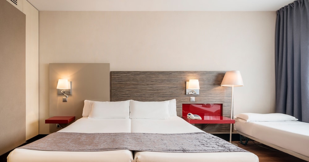 Habitación Triple del hotel Ilunion Barcelona. Foto 1
