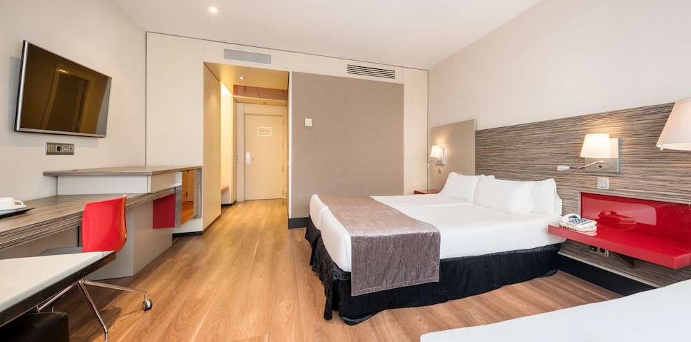 Habitación Triple del hotel Ilunion Barcelona. Foto 2