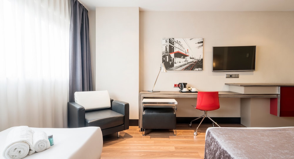 Habitación Triple del hotel Ilunion Barcelona. Foto 3