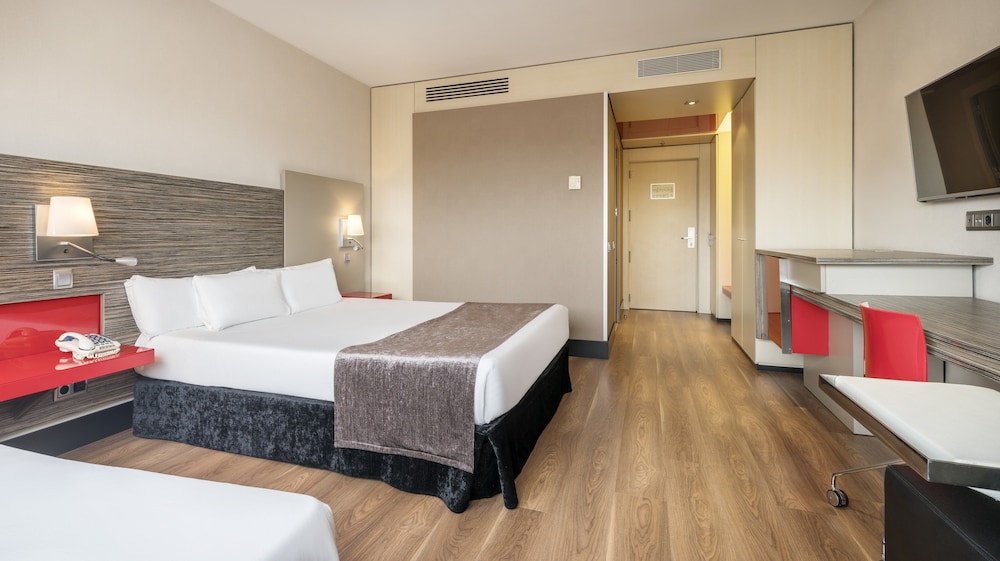 Habitación Triple, del hotel Ilunion Barcelona. Foto 3