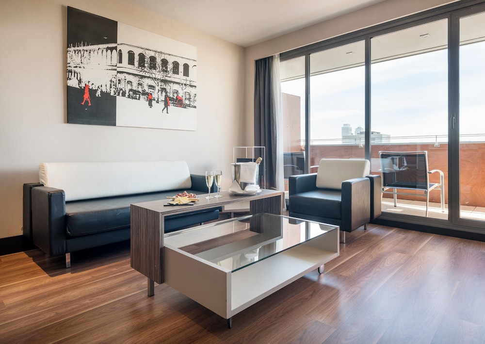 Suite junior, terraza del hotel Ilunion Barcelona. Foto 1