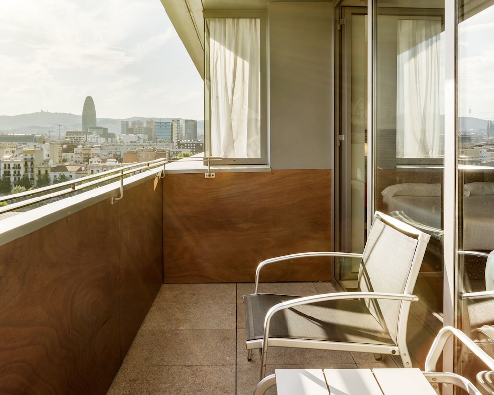 Suite junior, terraza del hotel Ilunion Barcelona. Foto 3