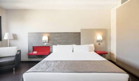 Habitación doble del hotel Ilunion Barcelona. Foto 2