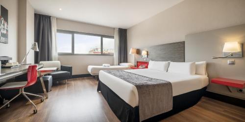 Habitación doble 1 Cama Individual 1 Cama doble del hotel Ilunion Barcelona. Foto 3