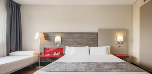 Habitación doble 1 Cama Individual 1 Cama doble del hotel Ilunion Barcelona. Foto 4