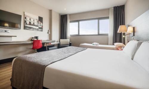 Habitación doble 1 Cama Individual 1 Cama doble del hotel Ilunion Barcelona. Foto 7