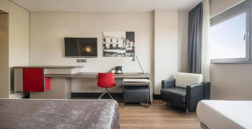 Habitación Triple del hotel Ilunion Barcelona. Foto 2