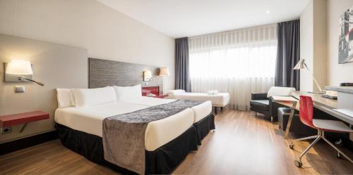 Habitación Triple del hotel Ilunion Barcelona. Foto 4