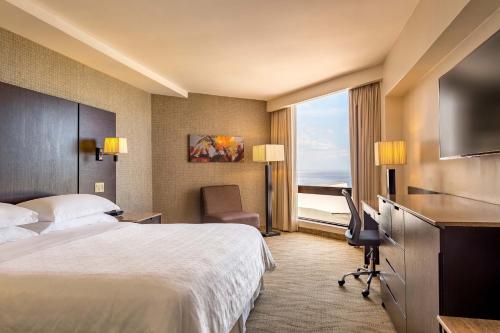 Habitación Club con vistas a la ciudad - Planta Club - Cama extragrande del hotel Sheraton Grand Panama. Foto 3