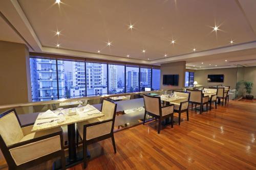 Habitación Club con vistas a la ciudad - Planta Club - Cama extragrande del hotel Sheraton Grand Panama. Foto 6