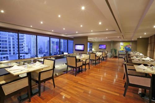 Habitación Doble Club con 2 camas grandes y vistas a la ciudad del hotel Sheraton Grand Panama. Foto 7