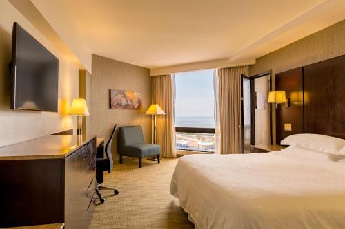 Suite Executive con acceso al club lounge y vistas a la ciudad - Cama extragrande del hotel Sheraton Grand Panama