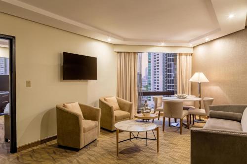 Suite Executive con acceso al club lounge y vistas a la ciudad - Cama extragrande del hotel Sheraton Grand Panama. Foto 2