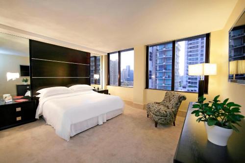Suite Executive con acceso al club lounge y vistas a la ciudad - Cama extragrande del hotel Sheraton Grand Panama. Foto 3