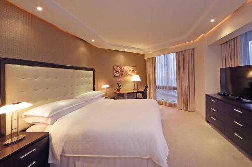 Suite Executive con acceso al club lounge y vistas a la ciudad - Cama extragrande del hotel Sheraton Grand Panama. Foto 4
