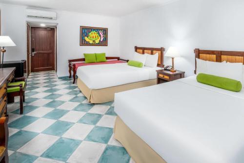 Alojamiento con vistas al mar - 2 camas dobles del hotel Grand Decameron Panama, A Trademark All Inclusive Resort