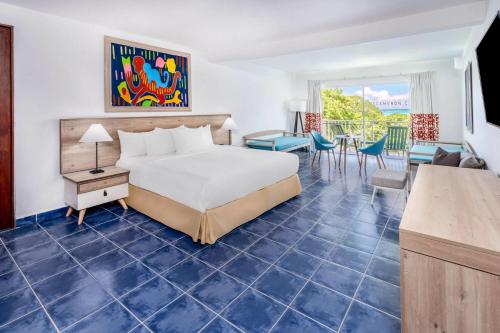 Habitación Plus con vistas al mar - 1 cama extragrande del hotel Grand Decameron Panama, A Trademark All Inclusive Resort