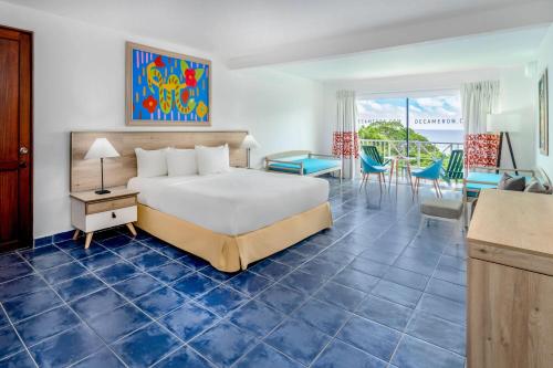 Habitación Plus con vistas al mar - 1 cama extragrande del hotel Grand Decameron Panama, A Trademark All Inclusive Resort. Foto 4