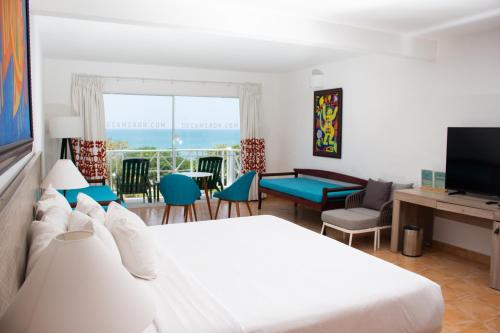 Habitación Plus con vistas al mar - 1 cama extragrande del hotel Grand Decameron Panama, A Trademark All Inclusive Resort. Foto 5